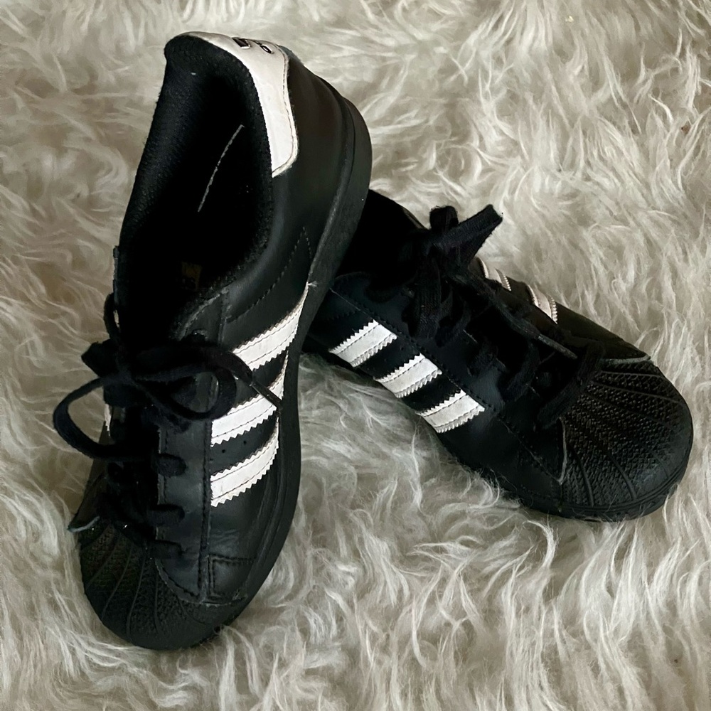 Like-New Adidas Superstar Small Kid 13.5 Black white - Samba Like. Boy or Girl